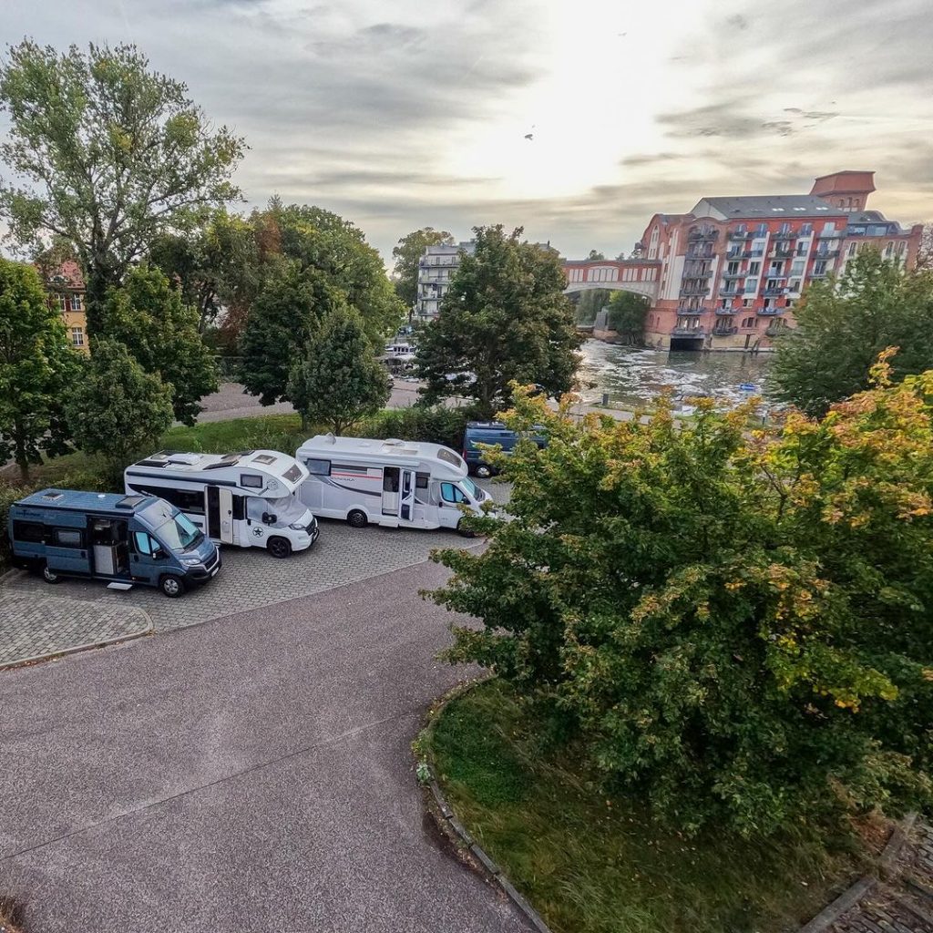 Wohnmobilstellplatz auf dem Parkplatz am Dom   Brandenburg an der Havel (1)