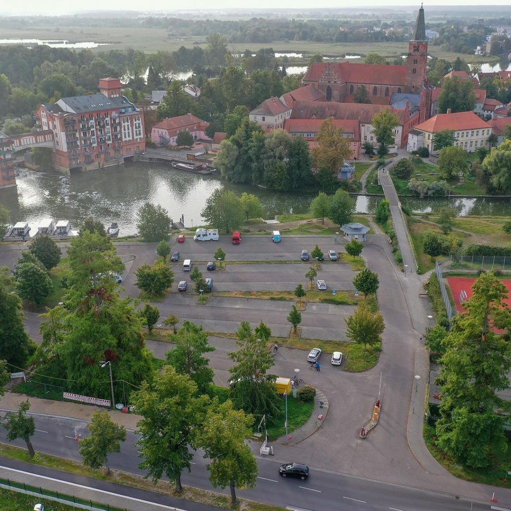 Wohnmobilstellplatz auf dem Parkplatz am Dom   Brandenburg an der Havel (3)
