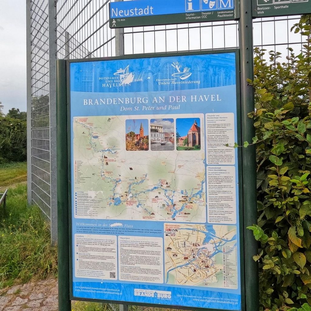 Wohnmobilstellplatz auf dem Parkplatz am Dom   Brandenburg an der Havel (6)