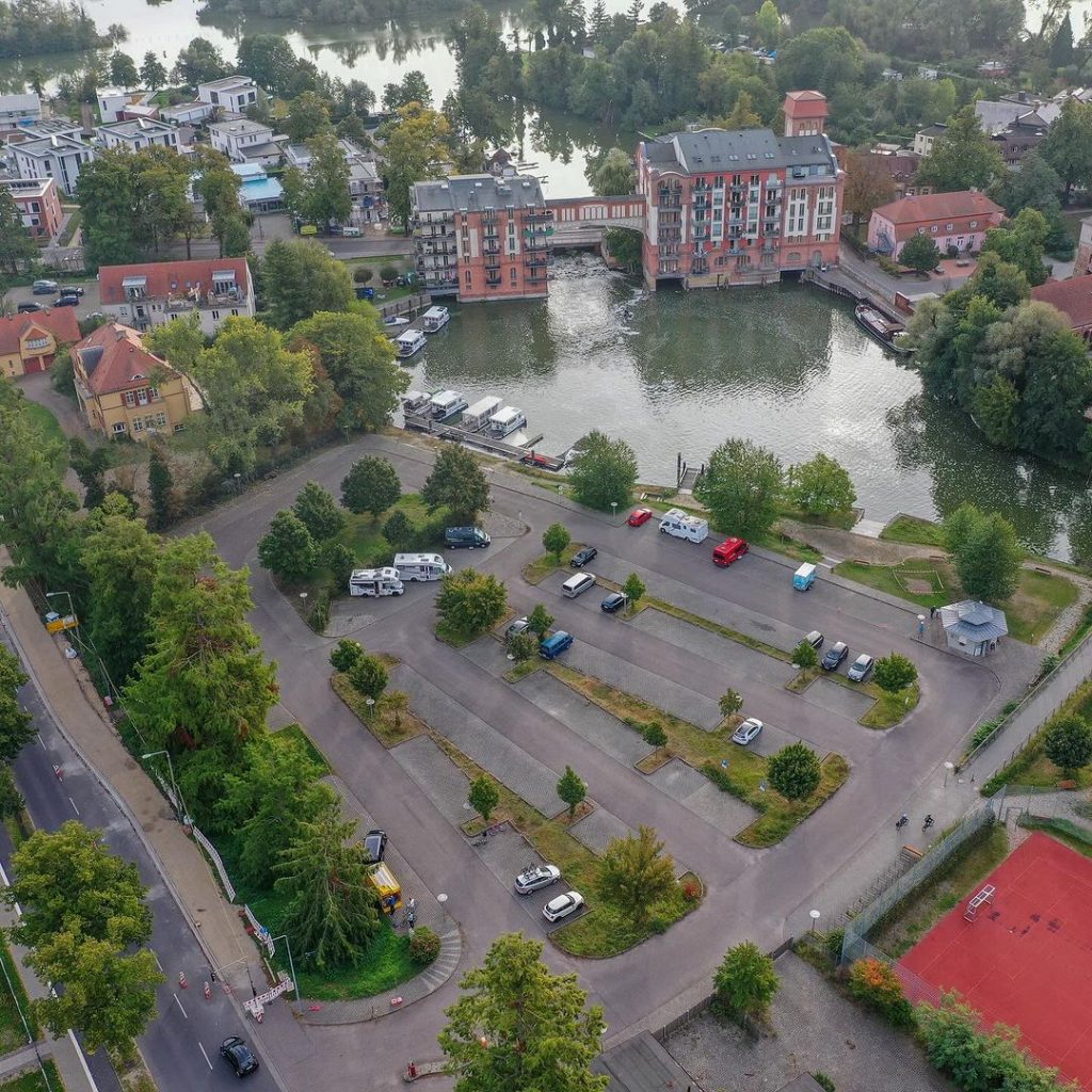 Wohnmobilstellplatz auf dem Parkplatz am Dom   Brandenburg an der Havel (7)