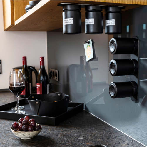 silwy® Magnet-Feinkostgläser ALL BLACK 192 ml inkl. Leiste BLACK - Gewürzstreuer & Flüssigkeitsspender