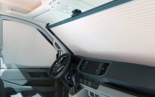 Remis Fahrerhausverdunkelung REMIfront vertikales System für den MAN TGE / VW Crafter mit Ablagefach oben ab 2017 - Rollos & Verdunkelung