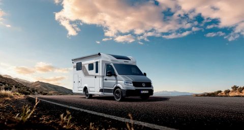 Knaus Van TI Plus 650 MEG 2027 auf einer Landstraße