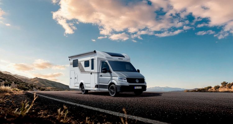 Knaus Van TI Plus 650 MEG 2027 auf einer Landstraße