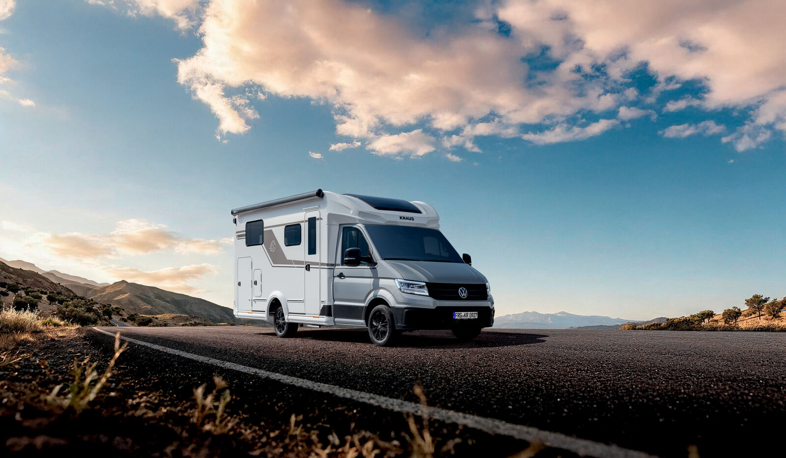 Knaus Van TI Plus 650 MEG 2027 auf einer Landstraße
