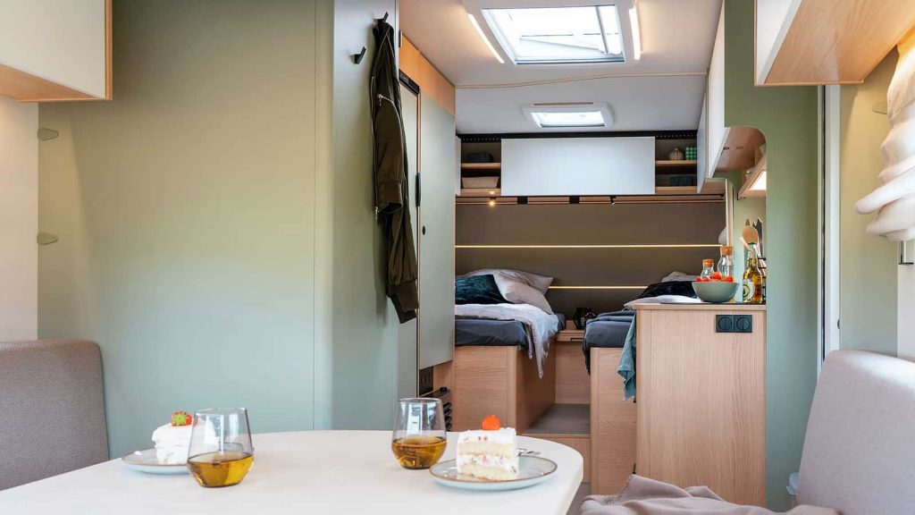 LMC Style Lift 500 E Innenraum mit erhöhten Einzelbetten